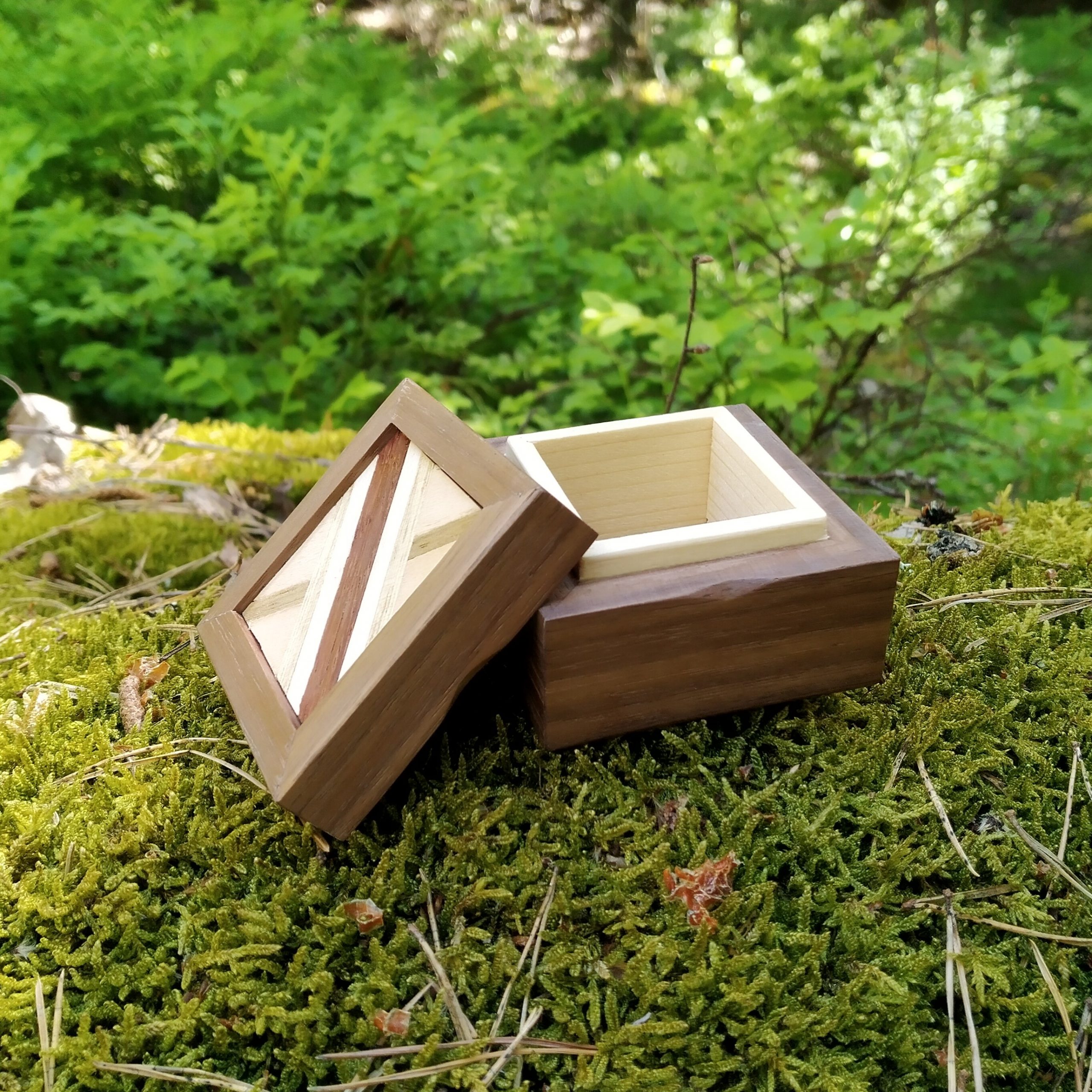 Ainutlaatuinen puinen käsintehty korurasia