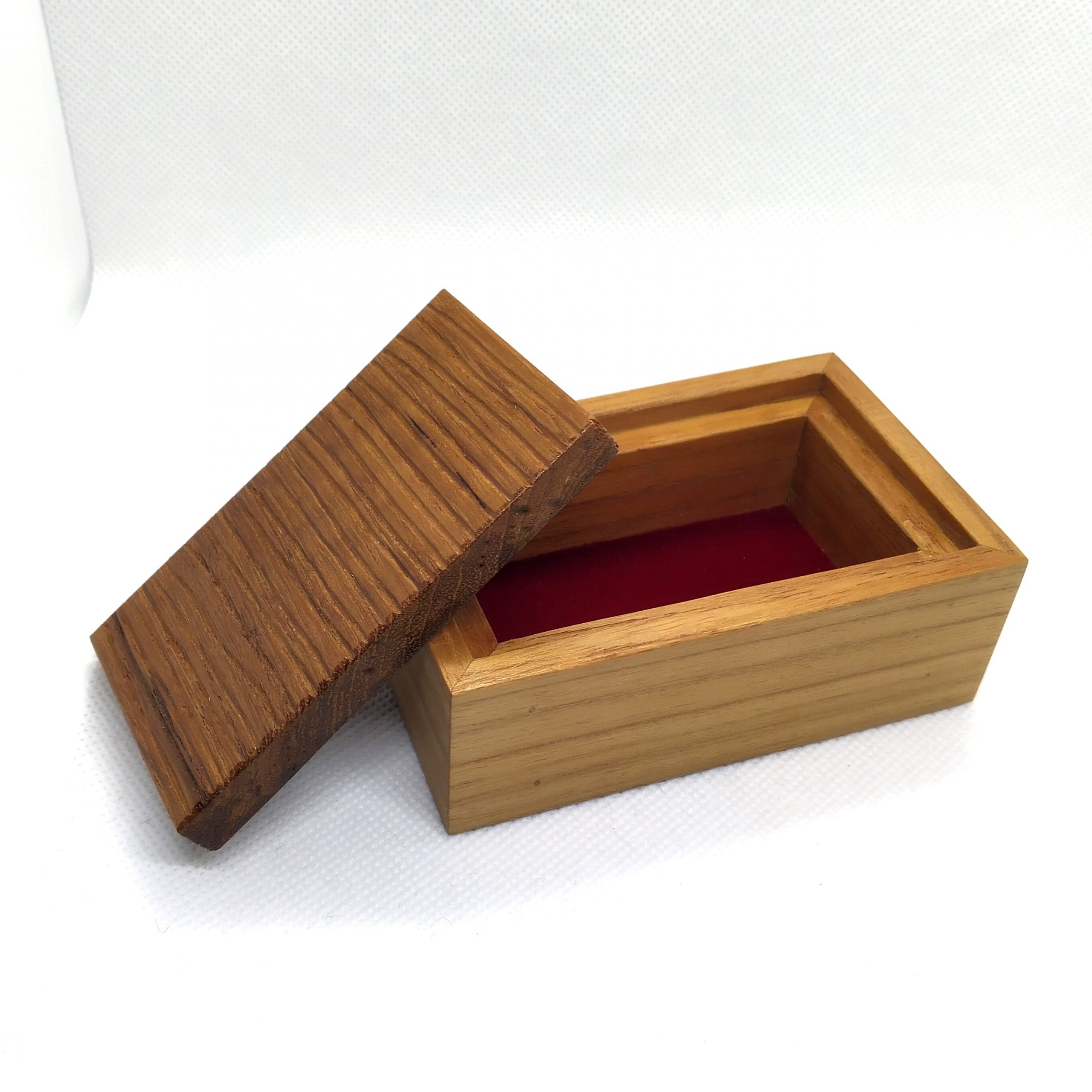 Ainutlaatuinen puinen käsintehty korurasia