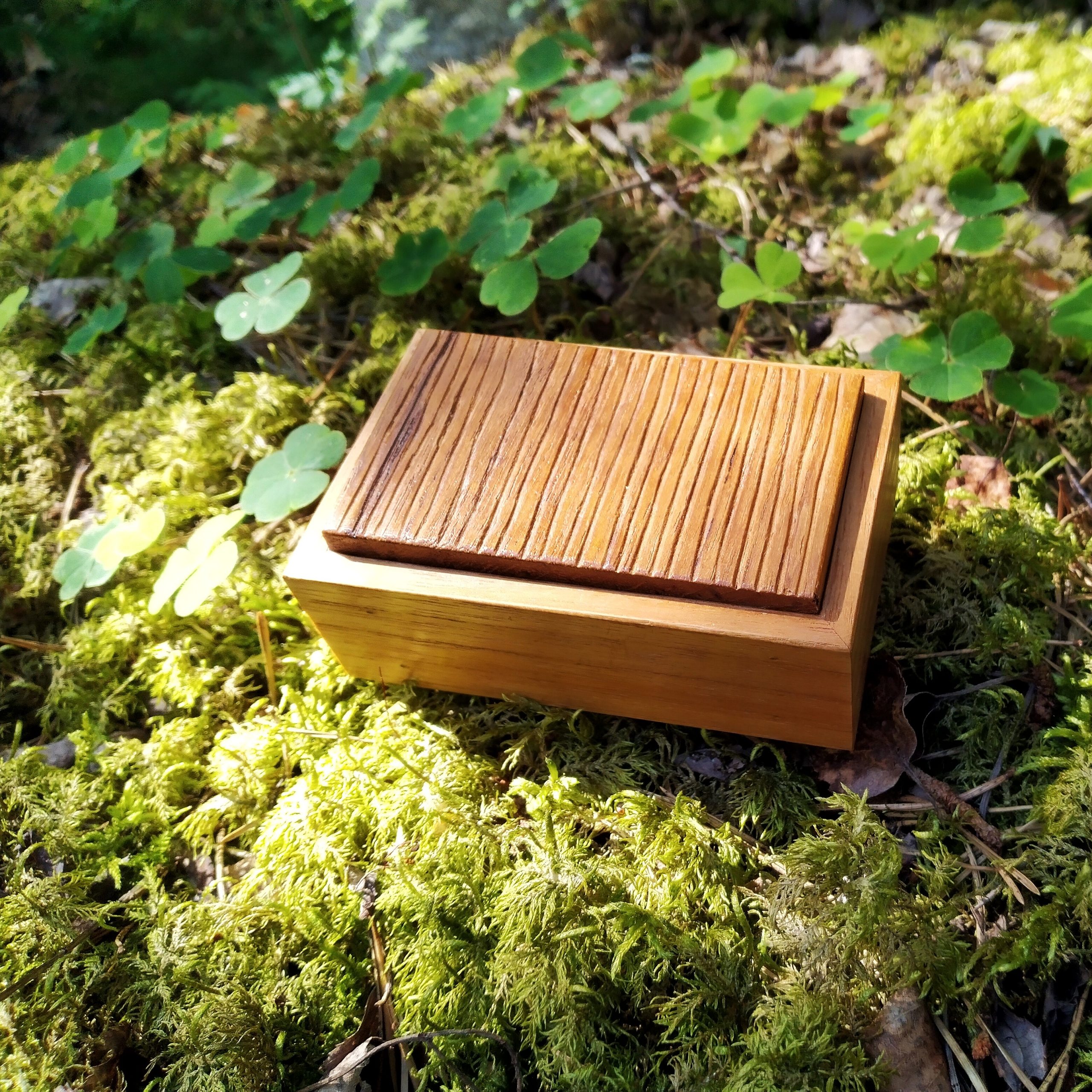 Ainutlaatuinen puinen käsintehty korurasia