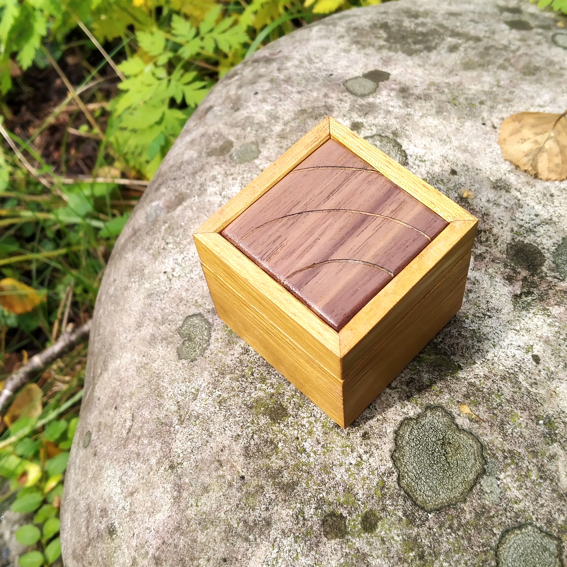 Ainutlaatuinen puinen käsintehty korurasia