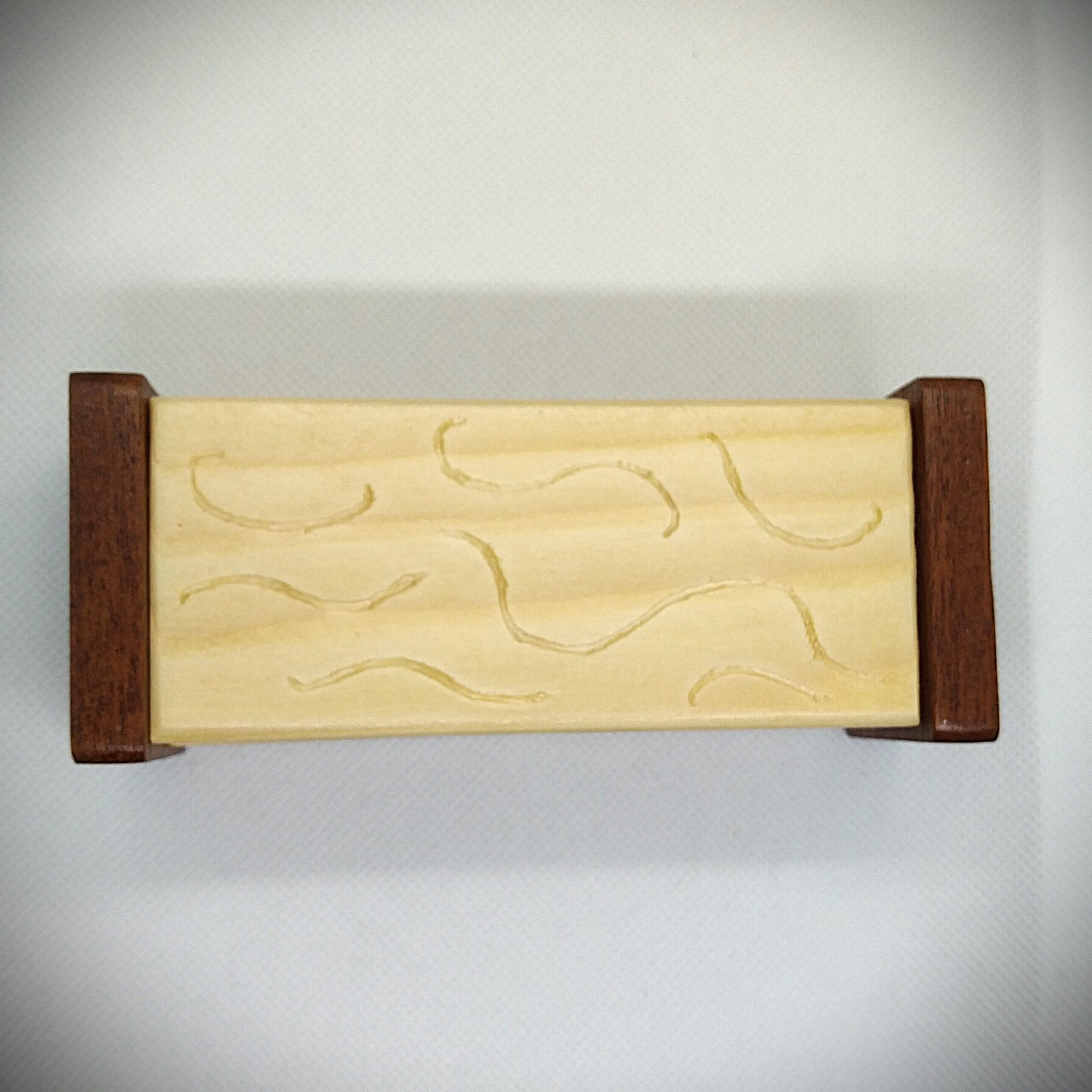 Ainutlaatuinen puinen käsintehty korurasia