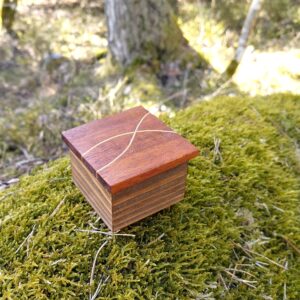 puinen käsintehty korurasia