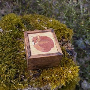 puinen käsintehty korurasia