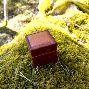 puinen käsintehty korurasia