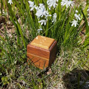 puinen käsintehty korurasia