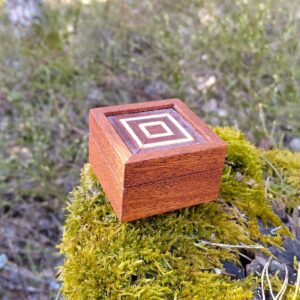 puinen käsintehty korurasia