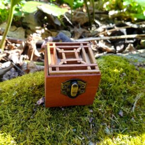 puinen käsintehty korurasia