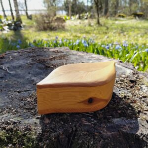 puinen käsintehty korurasia