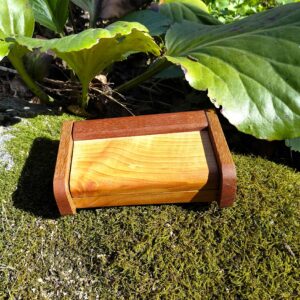 puinen käsintehty korurasia