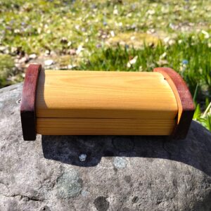 puinen käsintehty korurasia